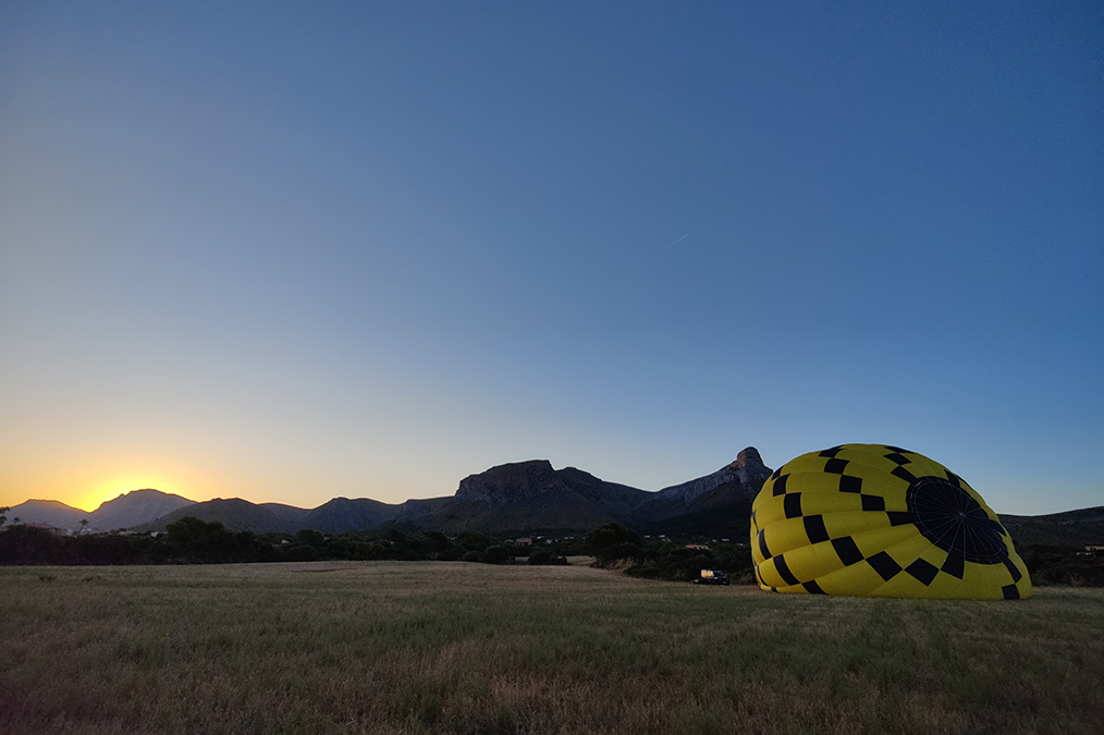 Hinchado de un globo aerostático al amanecer 