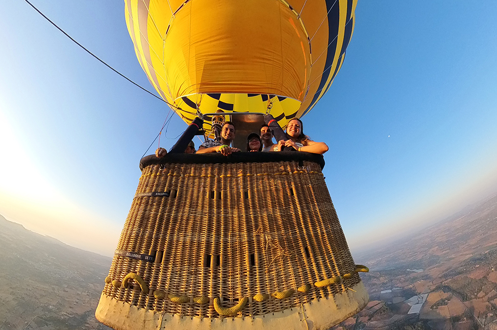Clientes desde la cesta durante un vuelo en globo 